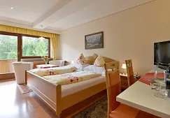 1_gaestehausbendlerkirchdorfdorfplatz18elisabethbendlerzimmer1schlafzimmer.jpg