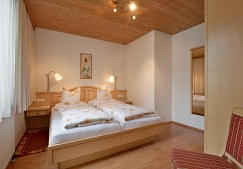 gaestehausbendlerkirchdorfdorfplatz18elisabethbendlerappartement8schlafzimmer.jpg